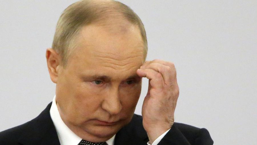 Presiden Rusia Vladimir Putin menghadiri Upacara Pemberian Penghargaan Negara di Istana Grand Kremlin di Moskow, Rusia, Minggu (12/6/2022). (Photo by Contributor/Getty Images)