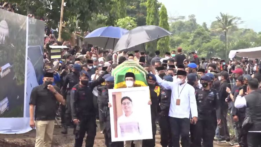 Prosesi Pemakaman Alm. Emmeril Kahn Mumtadz bin Mochamad Ridwan Kamil. (Tangkapan Layar Youtube Humas Jabar)