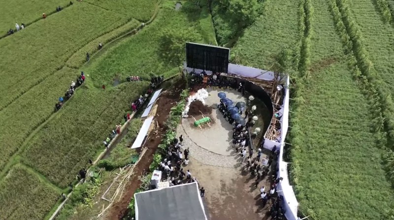 Jelang Prosesi Pemakaman Alm. Emmeril Kahn Mumtadz bin Mochamad Ridwan Kamil. (Tangkapan Layar Youtube Humas Jabar)