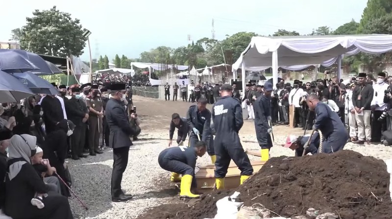 Jelang Prosesi Pemakaman Alm. Emmeril Kahn Mumtadz bin Mochamad Ridwan Kamil. Jelang Prosesi Pemakaman Alm. Emmeril Kahn Mumtadz bin Mochamad Ridwan Kamil. (Tangkapan Layar Youtube Humas Jabar)