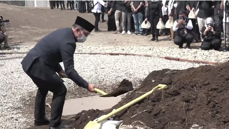 Jelang Prosesi Pemakaman Alm. Emmeril Kahn Mumtadz bin Mochamad Ridwan Kamil. Jelang Prosesi Pemakaman Alm. Emmeril Kahn Mumtadz bin Mochamad Ridwan Kamil. (Tangkapan Layar Youtube Humas Jabar)