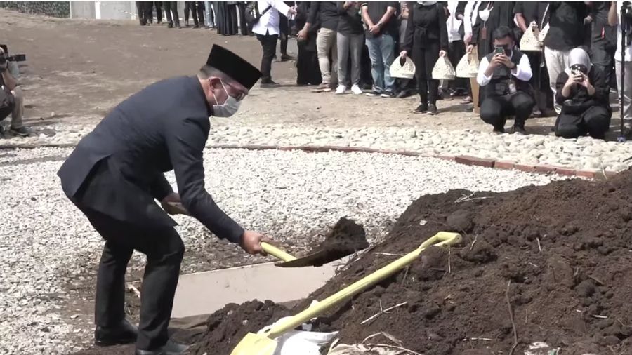 Jelang Prosesi Pemakaman Alm. Emmeril Kahn Mumtadz bin Mochamad Ridwan Kamil. (Tangkapan Layar Youtube Humas Jabar)