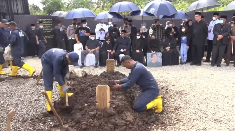 Jelang Prosesi Pemakaman Alm. Emmeril Kahn Mumtadz bin Mochamad Ridwan Kamil. (Tangkapan Layar Youtube Humas Jabar)