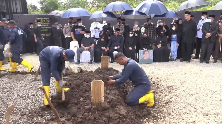 Jelang Prosesi Pemakaman Alm. Emmeril Kahn Mumtadz bin Mochamad Ridwan Kamil. (Tangkapan Layar Youtube Humas Jabar)