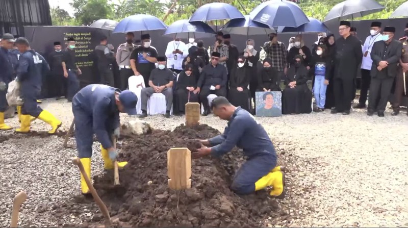 Jelang Prosesi Pemakaman Alm. Emmeril Kahn Mumtadz bin Mochamad Ridwan Kamil. (Tangkapan Layar Youtube Humas Jabar)