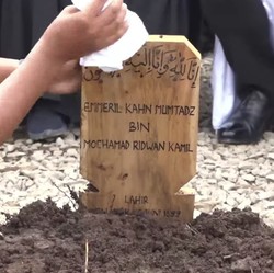 Isak Tangis Pecah Saat Detik-detik Pemakaman Eril