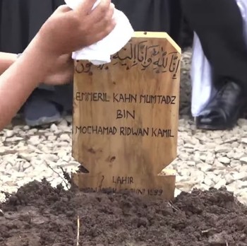 Isak Tangis Pecah Saat Detik-detik Pemakaman Eril
