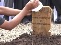 Isak Tangis Pecah Saat Detik-detik Pemakaman Eril