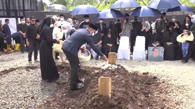 Jelang Prosesi Pemakaman Alm. Emmeril Kahn Mumtadz bin Mochamad Ridwan Kamil. (Tangkapan Layar Youtube Humas Jabar)