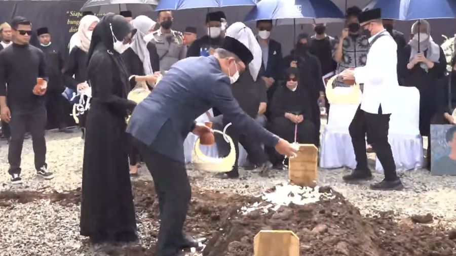 Prosesi Pemakaman Alm. Emmeril Kahn Mumtadz bin Mochamad Ridwan Kamil. (Tangkapan Layar Youtube Humas Jabar)