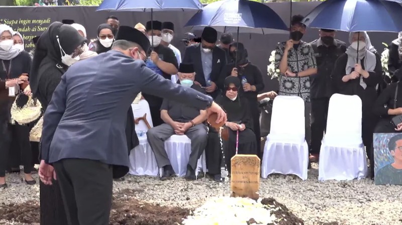 Jelang Prosesi Pemakaman Alm. Emmeril Kahn Mumtadz bin Mochamad Ridwan Kamil. (Tangkapan Layar Youtube Humas Jabar)