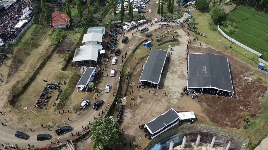 Jelang Prosesi Pemakaman Alm. Emmeril Kahn Mumtadz bin Mochamad Ridwan Kamil. (Tangkapan Layar Youtube Humas Jabar)