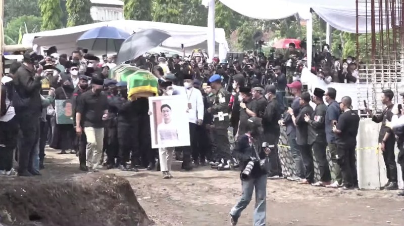Jelang Prosesi Pemakaman Alm. Emmeril Kahn Mumtadz bin Mochamad Ridwan Kamil. (Tangkapan Layar Youtube Humas Jabar)