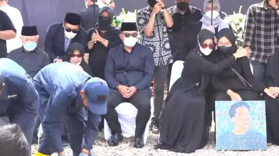Prosesi Pemakaman Alm. Emmeril Kahn Mumtadz bin Mochamad Ridwan Kamil. (Tangkapan Layar Youtube Humas Jabar)