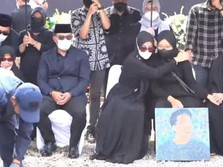Penuh Haru, Ridwan Kamil Bacakan Puisi di Pemakaman Eril