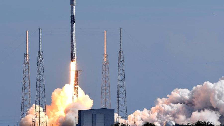Roket SpaceX Falcon 9 membawa 58 satelit untuk jaringan internet broadband Starlink SpaceX dan tiga satelit pencitraan bumi SkySat diluncurkan dari pad 40 di Stasiun Angkatan Udara Cape Canaveral pada 18 Agustus 2020 di Tanjung Canaveral, Florida. (Photo by Paul Hennessy/NurPhoto via Getty Images)
