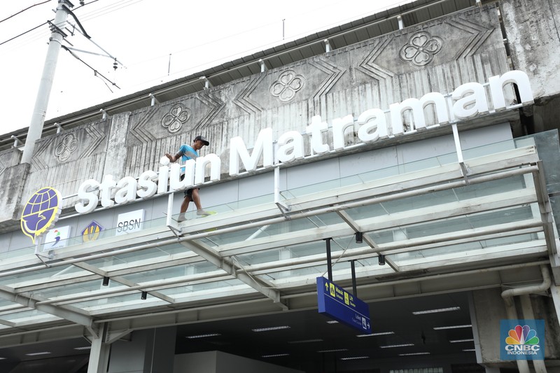 Stasiun Matraman Pekerja membersihkan papan nama Stasiun Matraman di Jakarta, Senin (13/6/2022). PT Kereta Commuter Indonesia (KCI) menyatakan Stasiun Matraman segera beroperasi sebagai alternatif shelter (CNBC Indonesia/ Tri Susilo)