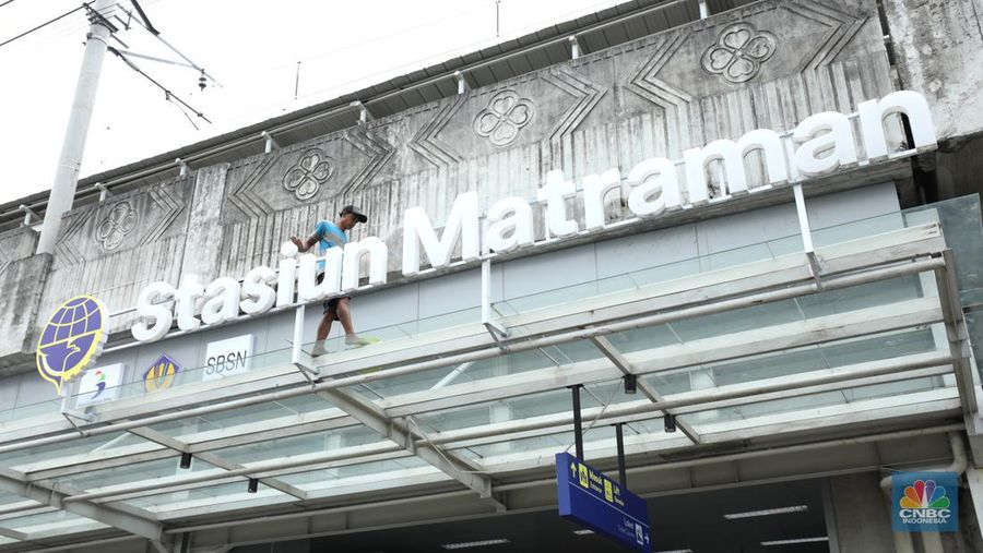 Pekerja membersihkan papan nama Stasiun Matraman di Jakarta, Senin (13/6/2022). PT Kereta Commuter Indonesia (KCI) menyatakan Stasiun Matraman segera beroperasi sebagai alternatif shelter (CNBC Indonesia/ Tri Susilo)