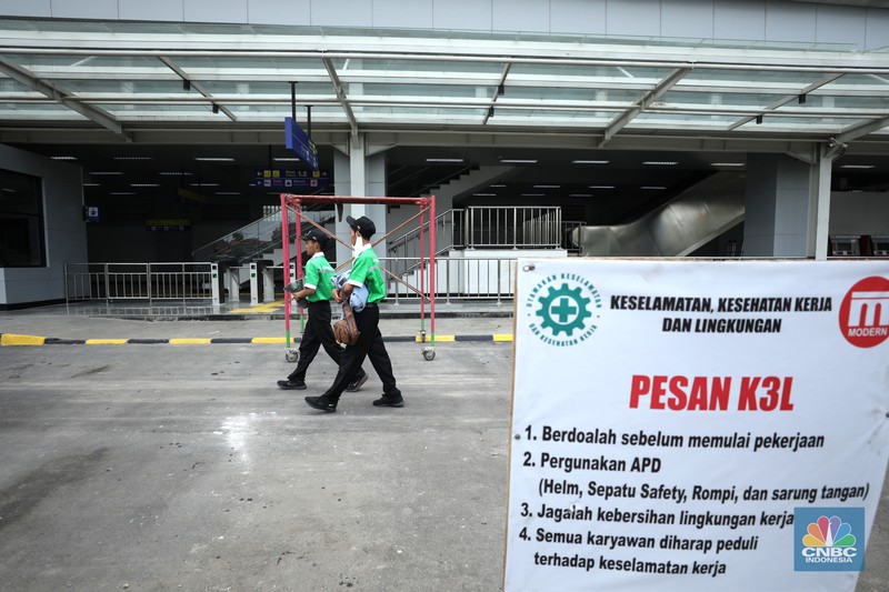 Stasiun Matraman Pekerja membersihkan papan nama Stasiun Matraman di Jakarta, Senin (13/6/2022). PT Kereta Commuter Indonesia (KCI) menyatakan Stasiun Matraman segera beroperasi sebagai alternatif shelter (CNBC Indonesia/ Tri Susilo)