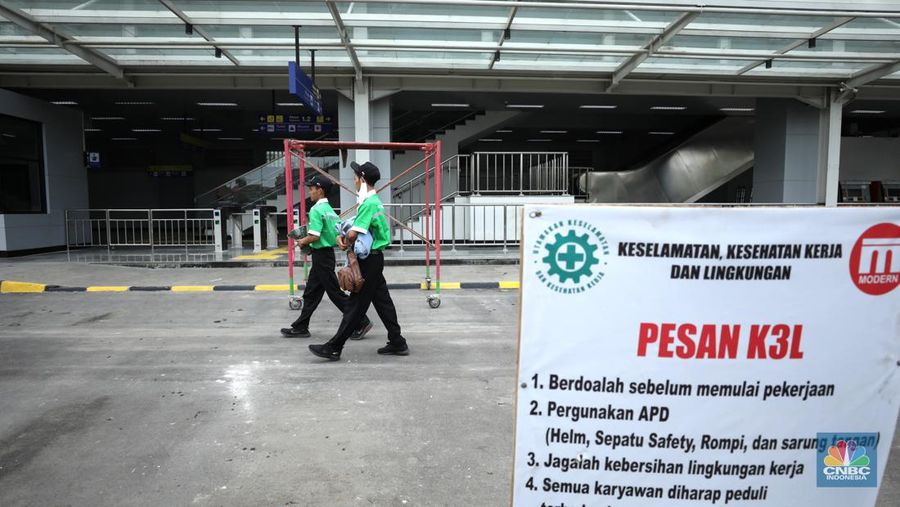 Pekerja membersihkan papan nama Stasiun Matraman di Jakarta, Senin (13/6/2022). PT Kereta Commuter Indonesia (KCI) menyatakan Stasiun Matraman segera beroperasi sebagai alternatif shelter (CNBC Indonesia/ Tri Susilo)