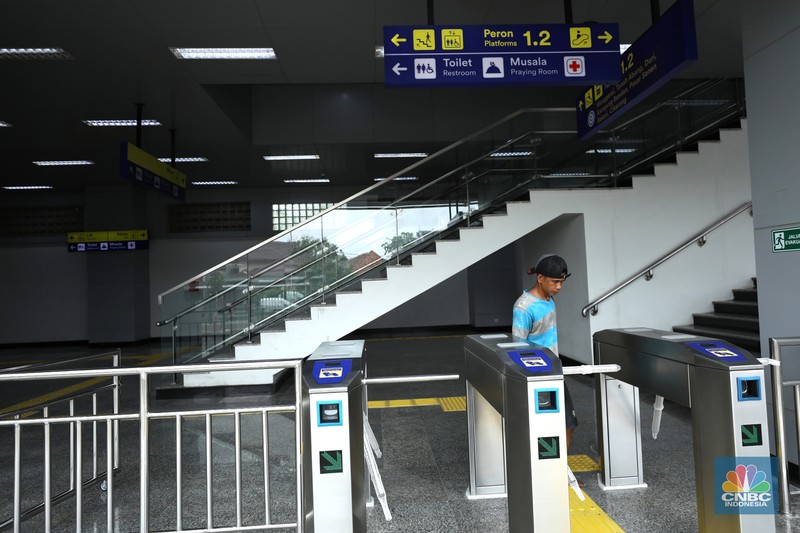 Stasiun Matraman Pekerja membersihkan papan nama Stasiun Matraman di Jakarta, Senin (13/6/2022). PT Kereta Commuter Indonesia (KCI) menyatakan Stasiun Matraman segera beroperasi sebagai alternatif shelter (CNBC Indonesia/ Tri Susilo)
