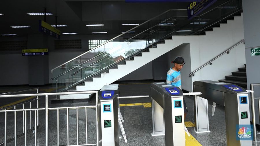 Pekerja membersihkan papan nama Stasiun Matraman di Jakarta, Senin (13/6/2022). PT Kereta Commuter Indonesia (KCI) menyatakan Stasiun Matraman segera beroperasi sebagai alternatif shelter (CNBC Indonesia/ Tri Susilo)