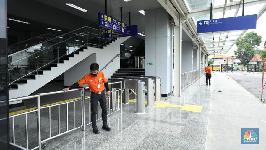 Pekerja membersihkan papan nama Stasiun Matraman di Jakarta, Senin (13/6/2022). PT Kereta Commuter Indonesia (KCI) menyatakan Stasiun Matraman segera beroperasi sebagai alternatif shelter (CNBC Indonesia/ Tri Susilo)