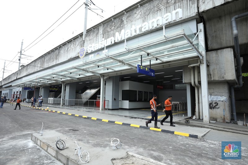 Stasiun Matraman Pekerja membersihkan papan nama Stasiun Matraman di Jakarta, Senin (13/6/2022). PT Kereta Commuter Indonesia (KCI) menyatakan Stasiun Matraman segera beroperasi sebagai alternatif shelter (CNBC Indonesia/ Tri Susilo)