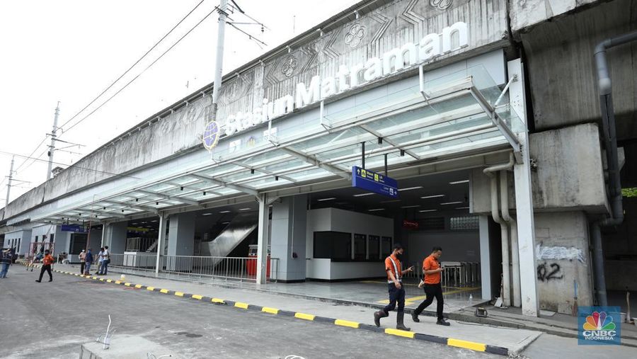 Pekerja membersihkan papan nama Stasiun Matraman di Jakarta, Senin (13/6/2022). PT Kereta Commuter Indonesia (KCI) menyatakan Stasiun Matraman segera beroperasi sebagai alternatif shelter (CNBC Indonesia/ Tri Susilo)