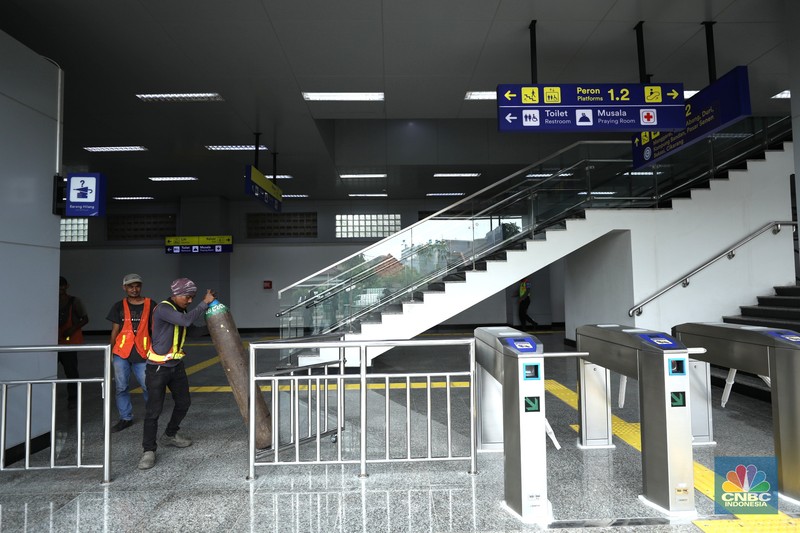 Stasiun Matraman Pekerja membersihkan papan nama Stasiun Matraman di Jakarta, Senin (13/6/2022). PT Kereta Commuter Indonesia (KCI) menyatakan Stasiun Matraman segera beroperasi sebagai alternatif shelter (CNBC Indonesia/ Tri Susilo)