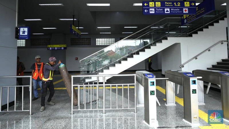 Pekerja membersihkan papan nama Stasiun Matraman di Jakarta, Senin (13/6/2022). PT Kereta Commuter Indonesia (KCI) menyatakan Stasiun Matraman segera beroperasi sebagai alternatif shelter (CNBC Indonesia/ Tri Susilo)