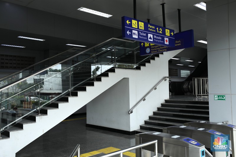 Stasiun Matraman Pekerja membersihkan papan nama Stasiun Matraman di Jakarta, Senin (13/6/2022). PT Kereta Commuter Indonesia (KCI) menyatakan Stasiun Matraman segera beroperasi sebagai alternatif shelter (CNBC Indonesia/ Tri Susilo)