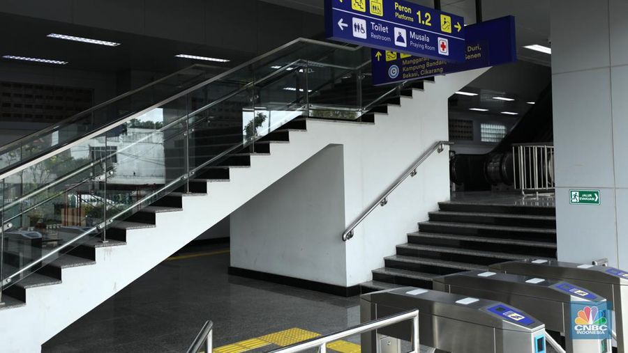 Pekerja membersihkan papan nama Stasiun Matraman di Jakarta, Senin (13/6/2022). PT Kereta Commuter Indonesia (KCI) menyatakan Stasiun Matraman segera beroperasi sebagai alternatif shelter (CNBC Indonesia/ Tri Susilo)