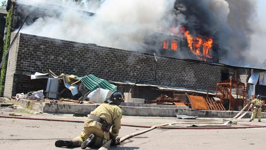 Petugas pemadam kebakaran Kementerian Situasi Darurat DPR terlihat berusaha memadamkan api di dekat pompa bensin di distrik Kievsky saat perang Rusia - Ukraina berlanjut di Donetsk, Ukraina, Senin (13/6/2022). Tiga orang, termasuk seorang anak, tewas dan sedikitnya sepuluh orang terluka akibat kebakaran di pangkalan air dan beberapa tempat lain yang dibakar. (Photo by Leon Klein/Anadolu Agency via Getty Images)