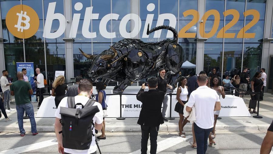 Suasana di depan The Miami Bull selama Konferensi Bitcoin 2022 di Miami Beach Convention Center di Miami, Florida, Kamis (7/4/2022). (Photo by Marco Bello/Getty Images)