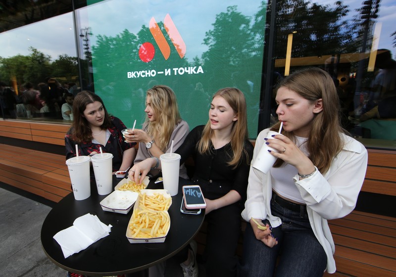 Orang-orang mengunjungi restoran cepat saji yang baru dibuka di bekas gerai McDonald's di Pushkinskaya Square di Moskow, Rusia, Minggu (12/6/2022). Bekas restoran McDonald's telah dibuka kembali di bawah merek baru yang disebut 