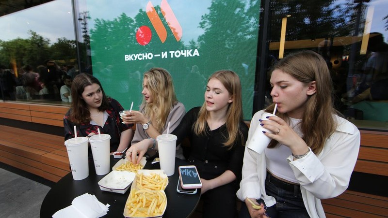 Orang-orang mengunjungi restoran cepat saji yang baru dibuka di bekas gerai McDonald's di Pushkinskaya Square di Moskow, Rusia, Minggu (12/6/2022). Bekas restoran McDonald's telah dibuka kembali di bawah merek baru yang disebut 
