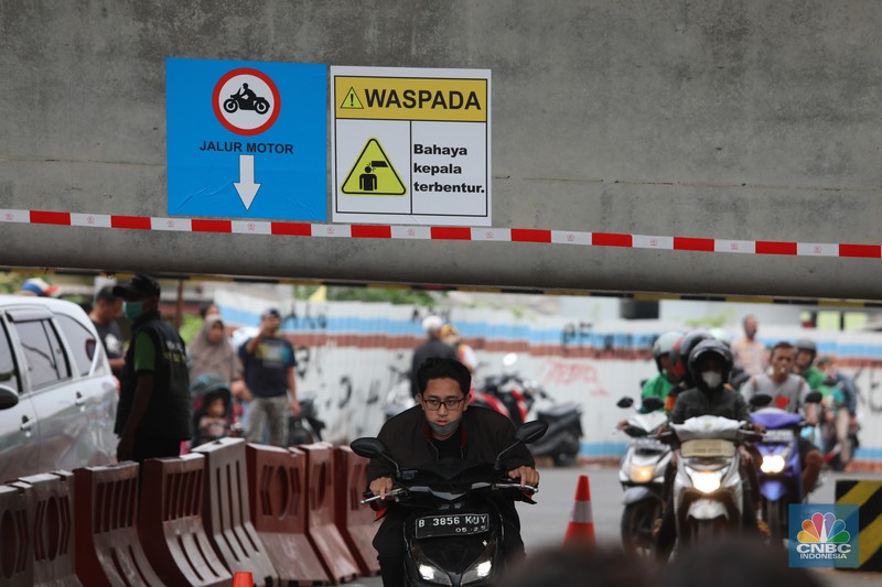 Penampakan Girder Jalur Kereta Cepat Halangi Jalanan di Jembatan Antelope, Curug, Bekasi, Petugas mengatur lalu lintas kendaraan yang melintas di Jembatan Antelope, Curug, Bekasi, Jawa Barat, Selasa (14/6/2022). Pengaturan lalu lintas karena adanya pemasangan girder proyek kereta cepat dan hanya dapat dilalui kendaraan dengan ketinggian maksimal 1,7 meter dari tanggal 13 Juni hingga 10 Agustus 2022. (CNBC Indonesia/ Muhammad Sabki)