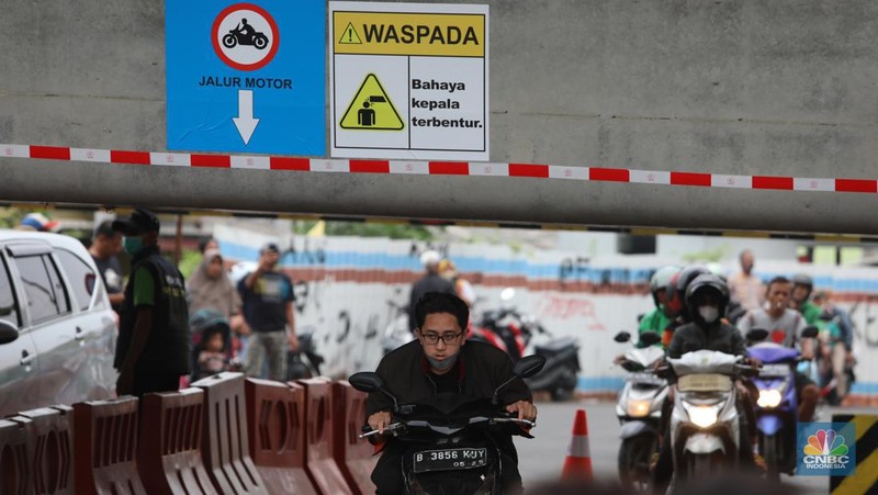 Petugas mengatur lalu lintas kendaraan yang melintas di Jembatan Antelope, Curug, Bekasi, Jawa Barat, Selasa (14/6/2022). Pengaturan lalu lintas karena adanya pemasangan girder proyek kereta cepat dan hanya dapat dilalui kendaraan dengan ketinggian maksimal 1,7 meter dari tanggal 13 Juni hingga 10 Agustus 2022. (CNBC Indonesia/ Muhammad Sabki)