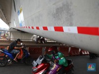 Penampakan Viral Jembatan 'Nempel' di Beton Kereta Cepat