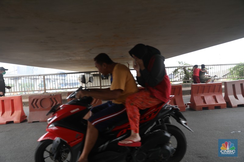 Penampakan Girder Jalur Kereta Cepat Halangi Jalanan di Jembatan Antelope, Curug, Bekasi, Petugas mengatur lalu lintas kendaraan yang melintas di Jembatan Antelope, Curug, Bekasi, Jawa Barat, Selasa (14/6/2022). Pengaturan lalu lintas karena adanya pemasangan girder proyek kereta cepat dan hanya dapat dilalui kendaraan dengan ketinggian maksimal 1,7 meter dari tanggal 13 Juni hingga 10 Agustus 2022. (CNBC Indonesia/ Muhammad Sabki)