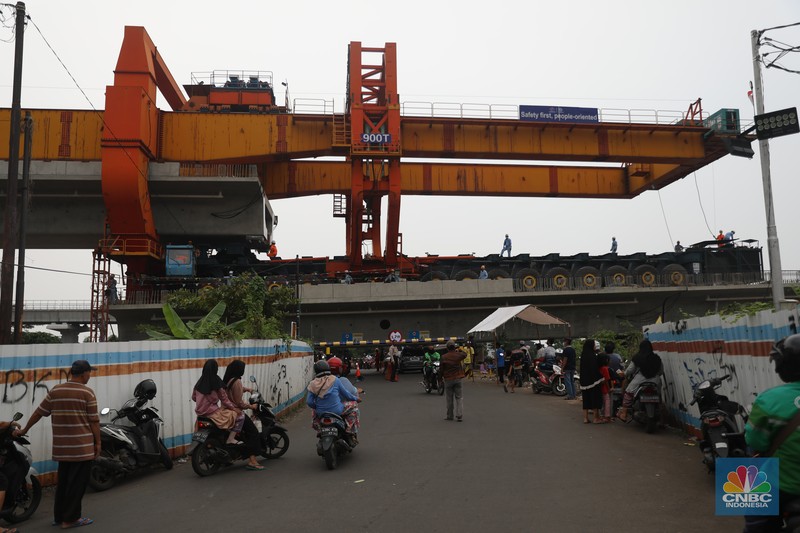 Penampakan Girder Jalur Kereta Cepat Halangi Jalanan di Jembatan Antelope, Curug, Bekasi, Petugas mengatur lalu lintas kendaraan yang melintas di Jembatan Antelope, Curug, Bekasi, Jawa Barat, Selasa (14/6/2022). Pengaturan lalu lintas karena adanya pemasangan girder proyek kereta cepat dan hanya dapat dilalui kendaraan dengan ketinggian maksimal 1,7 meter dari tanggal 13 Juni hingga 10 Agustus 2022. (CNBC Indonesia/ Muhammad Sabki)