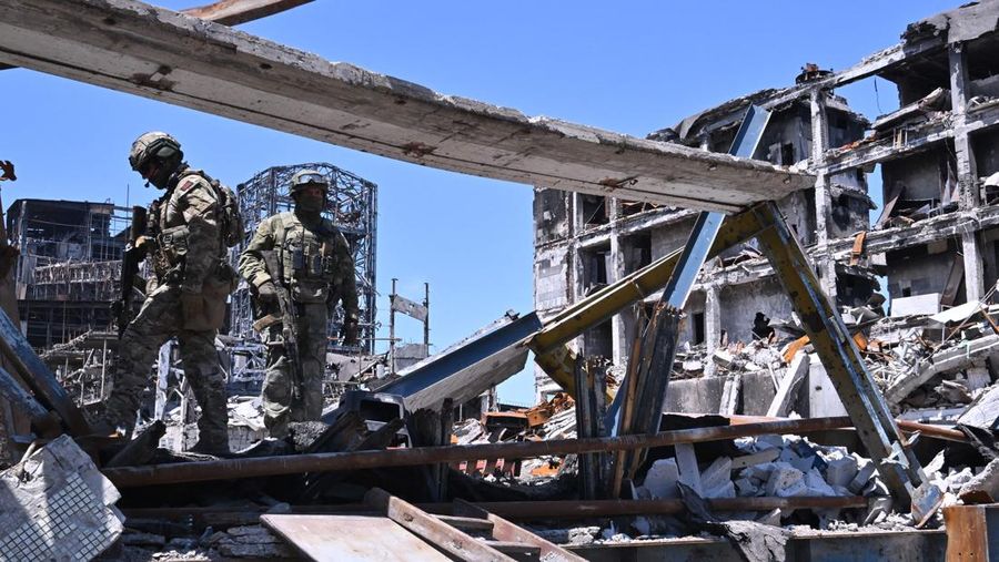 Prajurit Rusia berpatroli di wilayah pabrik baja Azovstal di Mariupol, di tengah aksi militer Rusia yang sedang berlangsung di Ukraina, Senin (13/6/2022). (Photo by YURI KADOBNOV/AFP via Getty Images)