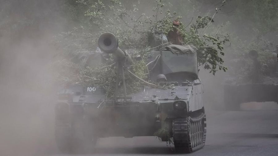 Prajurit Ukraina mengendarai howitzer self-propelled M109 155 mm Amerika, di tengah serangan Rusia ke Ukraina, di wilayah Donetsk, Ukraina, Senin (13/6/2022). (REUTERS/Gleb Garanich)