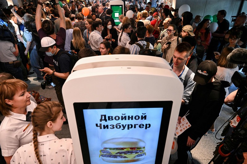 Orang-orang mengunjungi restoran cepat saji yang baru dibuka di bekas gerai McDonald's di Pushkinskaya Square di Moskow, Rusia, Minggu (12/6/2022). Bekas restoran McDonald's telah dibuka kembali di bawah merek baru yang disebut 