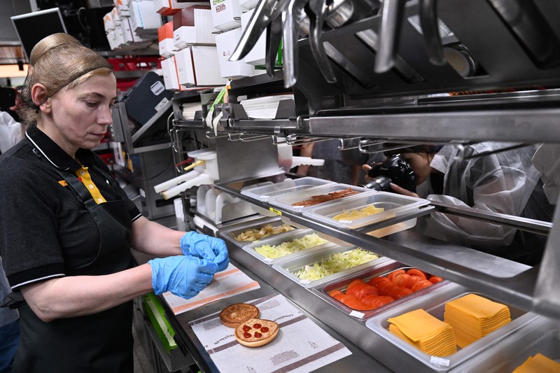 Rumah Makan Cepat Saji Rusia Vkusno i tochka Pengganti McDonald's rusia Orang-orang mengunjungi restoran cepat saji yang baru dibuka di bekas gerai McDonald's di Pushkinskaya Square di Moskow, Rusia, Minggu (12/6/2022). Bekas restoran McDonald's telah dibuka kembali di bawah merek baru yang disebut