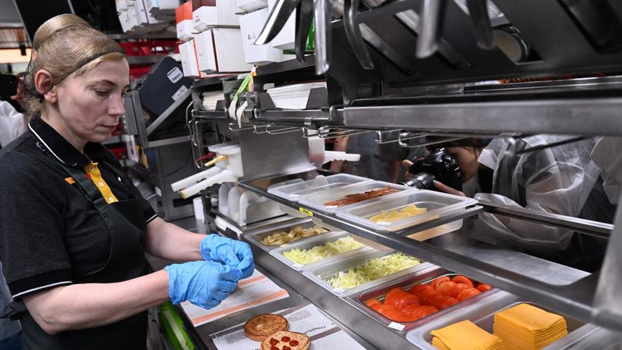 Orang-orang mengunjungi restoran cepat saji yang baru dibuka di bekas gerai McDonald's di Pushkinskaya Square di Moskow, Rusia, Minggu (12/6/2022). Bekas restoran McDonald's telah dibuka kembali di bawah merek baru yang disebut 
