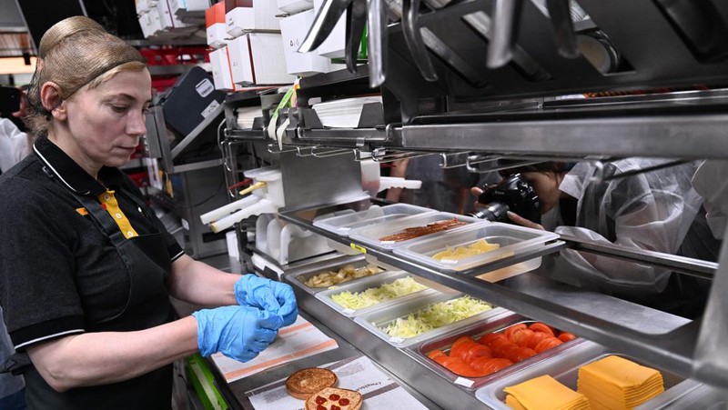Orang-orang mengunjungi restoran cepat saji yang baru dibuka di bekas gerai McDonald's di Pushkinskaya Square di Moskow, Rusia, Minggu (12/6/2022). Bekas restoran McDonald's telah dibuka kembali di bawah merek baru yang disebut 
