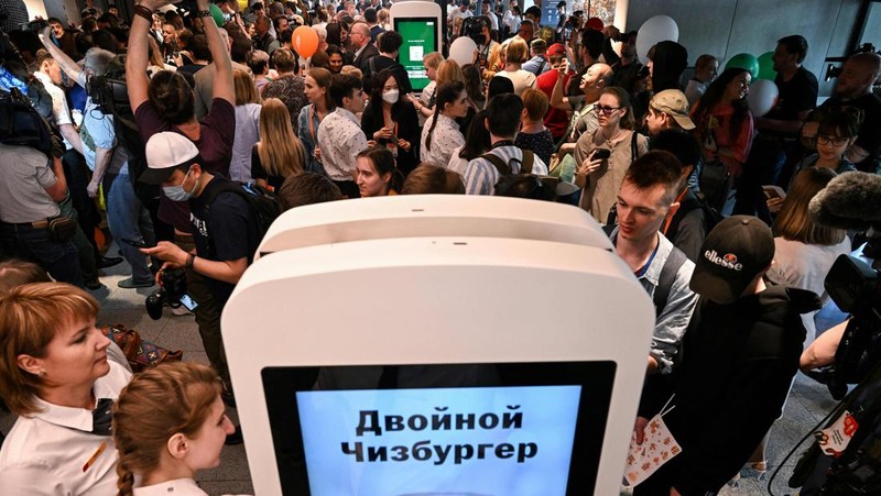 Orang-orang mengunjungi restoran cepat saji yang baru dibuka di bekas gerai McDonald's di Pushkinskaya Square di Moskow, Rusia, Minggu (12/6/2022). Bekas restoran McDonald's telah dibuka kembali di bawah merek baru yang disebut 