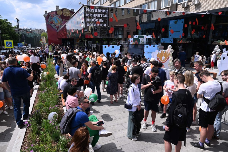 Orang-orang mengunjungi restoran cepat saji yang baru dibuka di bekas gerai McDonald's di Pushkinskaya Square di Moskow, Rusia, Minggu (12/6/2022). Bekas restoran McDonald's telah dibuka kembali di bawah merek baru yang disebut 